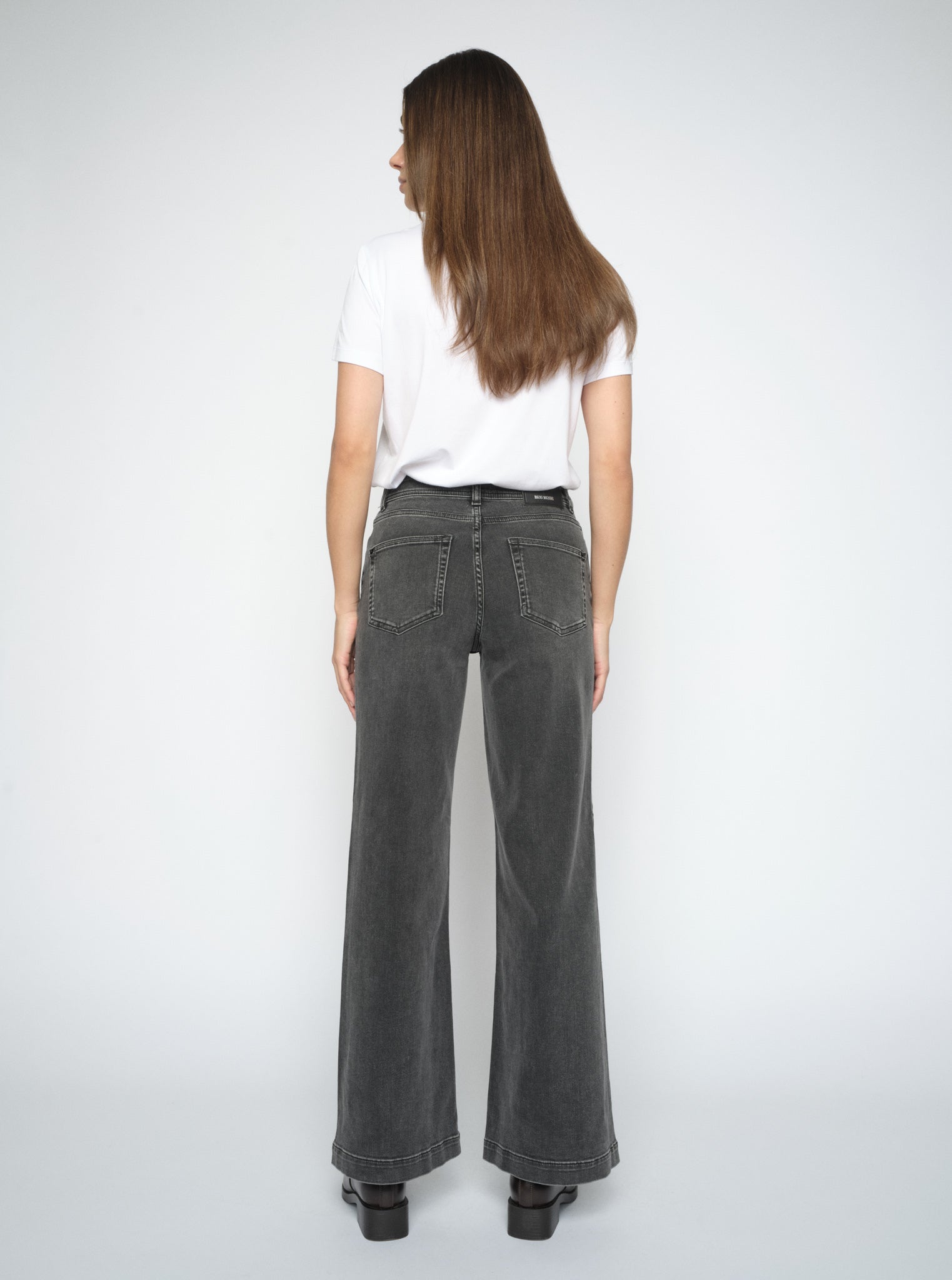 Modelshot / Grey / Detail